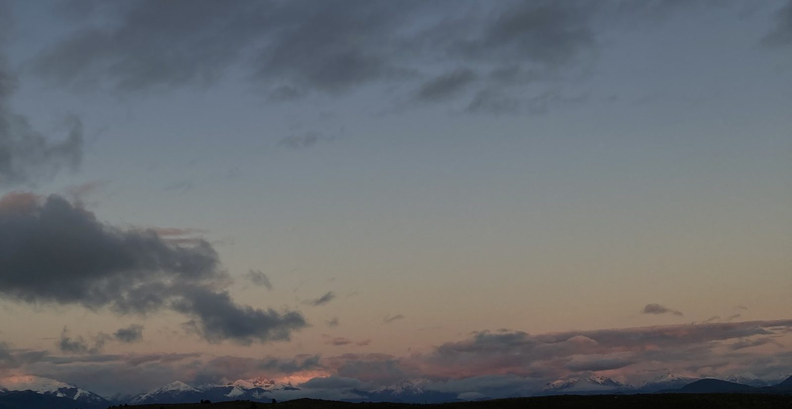 Montañas nevadas al atardecer