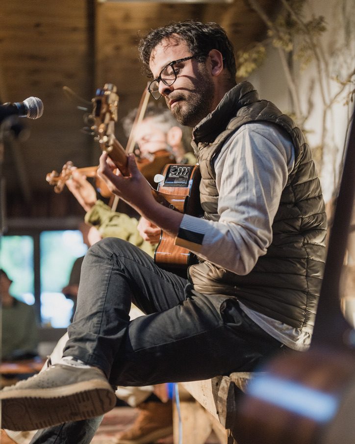 Pablo Ríos tocando la guitarra en vivo